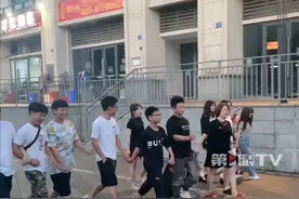暑期到来！#宇宙舅舅的16个外甥双叒叒来啦  ，今年又有重外甥出生，队伍将壮大到19个。舅舅：都在吃长饭，家里米都是50斤一袋的。像这么热闹的家庭，换成你们是什么感受？