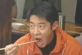 云南人太会吃，谁来谁上头！央视主持人撒贝宁在云南吃得停不下来，被石屏烧豆腐圈粉了！#来云南旅居吧 #有一种叫云南的生活 #撒贝宁 #综艺视频封面