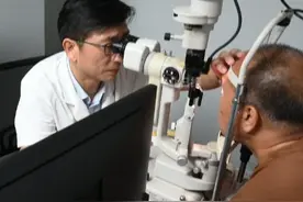 男子旅游时有飞虫入眼，把虫拍死在眼内后，被寄生了4条游走的白色线虫。医生提醒：夏季果蝇繁殖旺盛，要勤洗手、避免揉眼睛。（作者：余瑾毅 吕心悦）