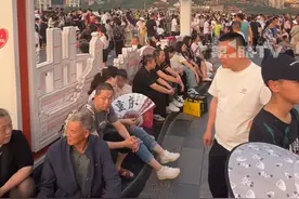 节日的氛围感拉满啦！无人机灯光秀展演开始前，重庆朝天门广场聚满了人，市民游客早早过来等待：很期待今天现场看到会是多么震撼！#媒体精选计划 #五一劳动节 #五一 #节日氛围 #无人机表演视频封面