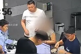 小孩哥在江边捡到4发手枪子弹，主动交给警察叔叔，民警专程到校表扬他。警方提醒：发现可疑物品务必及时报警！@宜昌伍家公安视频封面