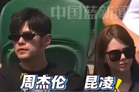 周杰伦昆凌现身温网观战郑钦文比赛。郑钦文1比2不敌对手，现场球迷大喊：总有一个大满贯属于你！郑钦文总结称自己在草地上成绩不好，但慢慢总会变好。（来源：央视体育 咪咕体育）