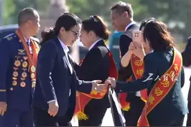 4月28日，在人民大会堂接受表彰后，全国劳动模范和先进工作者们纷纷表示，回到工作岗位后，要继续把本职工作做细做精；在分享荣誉的同时，也会扛起肩上的责任。一起来聆听他们的心声。#全国总工会100周年  #大力弘扬劳模精神