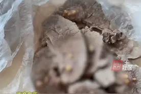 4月9日，江苏连云港。婆婆买了新鲜的牛肉回家，女子煮熟后发现肉身上存在黄色不明物：开始还以为是牛筋，切开都是粉状物。
