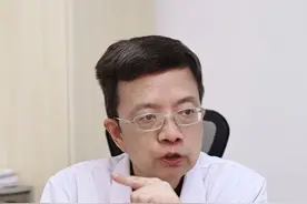 嘴唇干燥起皮裂口子，可能是已经得了唇炎！不想烂嘴巴，别再自己瞎搞#唇炎 #嘴唇干裂 #护唇#抖出健康知识宝藏视频封面