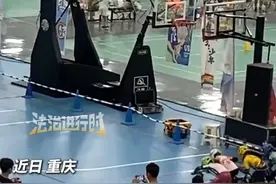 儿童平衡车选手故意伸腿踢他人 导致并列选手不稳摔倒 黑衣男子冲入现场 比赛中断（郭）#比赛现场 #运动 #平衡车比赛