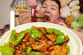 肥肉煸出油，瘦肉腌入味，炒上螺丝椒，真下饭 #青椒炒肉 #家常菜