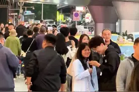 #五一前第一批游客已抵达重庆  ，“我在重庆”打卡点开启人从众模式。游客们花式表白重庆：真的太好吃！太热情！太宠游客了！#媒体精选计划视频封面