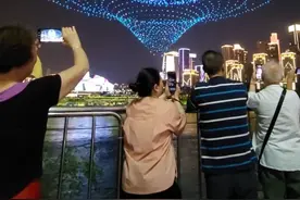 期待值拉满！“魅力重庆”无人机灯光秀端午假期连续3天精彩上演！6月18日晚将有吉尼斯世界纪录挑战专场展演。为给参加高考学子们营造良好的备考环境，6月7日晚的无人机展演将取消。#魅力重庆无人机灯光秀6月展演安排出炉 #媒体精选计划