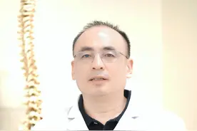 最伤颈椎的五种行为，第一个你可能天天都在做。 #抖出健康知识宝藏  #用健康的方式做不健康的事 #颈椎病 #低头族