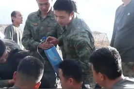 海拔4200米的生命救援！女子青藏自驾游因强烈高原反应而昏厥休克，危急关头家人巧遇部队驻训帐篷寻得及时救助。这就是来自人民子弟兵的安全感！视频封面