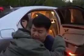 男子连续15年带陌生残疾兄弟俩去旅游，“既然给了希望，就坚持到底”#传递正能量 #人间温暖视频封面