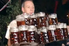 根据纪录规则，挑战使用的啤酒杯容量至少一升，如果结束时的重量小于起始重量的90%则视为挑战失败 #啤酒搬运工 #吉尼斯世界纪录