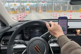 十五条高速驾驶的经验技巧 新手司机想要跑高速，一定要掌握这15条高速驾驶的经验技巧，全都是开车多年的老司机们，总结下来的经验教训，每一条，都是实打实的干货，非常重要 #驾驶技巧 #新手上路 #每天一个用车知识  #开车技巧 #抖音汽车