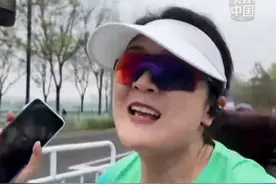 机器人来抢马拉松冠军了？新华社记者带你亲身体验人机共跑半马“科幻现场”！#机器人 #亦庄半程马拉松 #机器人马拉松 #秀我中国视频封面