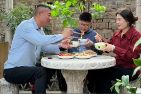 吃饭要等人到齐，这是一种礼节，更是一份尊重，十条餐桌礼仪，让孩子从小就懂礼貌！#孩子教育 #餐桌礼仪 #正能量 #我的乡村生活视频封面