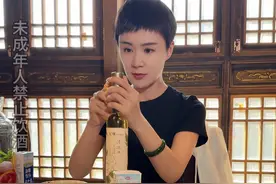 不论是吃火锅，还是吃烧烤，都可以搭配新鲜爽脆的白葡萄酒，这类葡萄酒的酸度不仅能够减少油腻感，更重要的是，能够平衡海鲜和蘸料带来的咸腥味儿。#葡萄酒 #性价比高的葡萄酒 #新疆葡萄酒 #贺娇龙视频封面