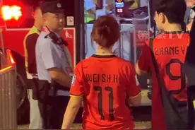 重庆太贴心！6月10日，球迷在重庆龙兴足球场看完国足比赛，有4条定制公交线路免费乘坐。直达嘉州路、五里店、上湾路和园博园！#国足世预赛重庆主场保障超暖心  #烟火山城  #媒体精选计划
