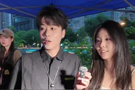 成都街头#麦霸观察 选手撞脸潘玮柏，携手“弦子”清唱《不得不爱》，开口封神！