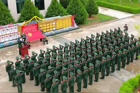 #五四精神传承有我 #正青春不负芳华  5月4日，武警宁夏总队某部组织青年入团仪式。（曲卫滨  马  浩  李云鹏 ）视频封面