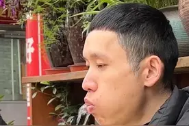 近日，来自四川的马辉@四川水王 #挑战连续吐水 5分51秒88，打破#吉尼斯世界纪录 ，并且成绩达到了前纪录时长的六倍。据了解，吐水技巧可以追溯至17世纪，表演者饮用大量的水，并使用肌肉控制反流。此次马辉在挑战前喝下了4.5升水。

在获得吉尼斯世界纪录认证后，马辉表示：“妈妈知道我想挑战吉尼斯纪录，她从来没有怀疑过，一直支持着我，这是属于我和家人的荣誉。”