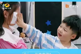 @咪咪咪家庭  姐姐化身“全自动闯祸机”，将弟弟从沙发上拉下来摔倒；妈妈让弟弟自己惩罚姐姐，鬼马弟弟在线表演“变如脸”。#姐弟关系 #三孩来了 #金鹰卡通视频封面