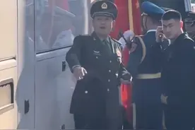 #解放军仪仗队向留学生手写寄语  “祖国永远是你们的家” 这一幕幕“双向奔赴”瞬间，真暖！视频封面