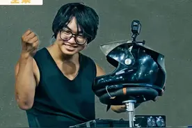 因失去双腿他骑着扭扭车送外卖，乐观坚强的毅力感动网友，没想到 他曾经还救过人#自由的扭扭车 #外卖 #励志 #骑扭扭车跑外卖 #残疾人正能量视频封面