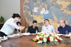 饭局倒酒的四大细节！#三颗葱 #饭局 #人际交往 #为人处世视频封面