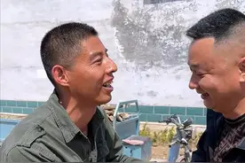 在我们山东农村盖屋上梁是件大喜事 一家上梁全村热闹 这种传统的习俗越来越少了@延大海的幸福生活 #书法 #延大海写字 #上梁大吉 #这是高手 #