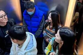 艾玛！这么大个事就在年前解决了？！ #搞笑视频 #新年催婚 #围观的人真多 #气氛搞起来 #相亲奇葩事视频封面