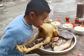 广西玉林，大人一个不留神，贡品被萌娃偷吃，网友：干了小时候我不敢干的事#拜神鸡 #萌娃 #这操作也是没谁了😂😂视频封面