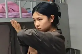 大三女生在宿舍练习咏春拳
开打瞬间眼神变犀利
姿态利落  气场拉满
#咏春 #大学生活 #传统武术视频封面