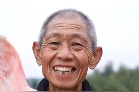 300买四个大猪头，老爸做腊猪头，还做了啥美食？老两口说说笑笑吃得香#新农人计划2025 #乡村守护人 #微光点亮乡村 #抖音创作季