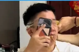 老公吃饭时当着孩子的面带头看手机，老婆直接胶带缠住：效果非常明显，孩子立马放下了手机 #杀鸡儆猴