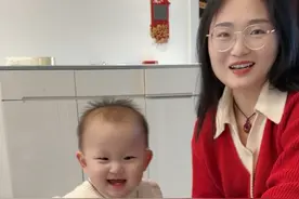 你们云养的小姑娘长大了，现在一看见镜头就害羞不想展示新学的技能，不知道我的电子闺蜜们有没有什么其他办法呢#戏精宝宝 #蹒跚学步 #意想不到的结局 #记录真实生活视频封面