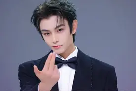 这运镜！这灯光！这长腿！ 丁禹兮跳扫腿舞，一脸正气但姿势标准，这团播既视感也太强了吧！ #丁禹兮  #扫腿舞  #团播