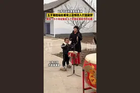 2月15日，许昌襄城县，正月十五村里举行民俗表演，五岁萌娃身高不够砖来凑，敲锣打鼓全在点上，网友：小小年纪就坐上了村里礼部尚书的位置，村里锣鼓队长后继有人！#萌娃 #搞笑 #乡土风情 #许昌 #民俗文化 视频封面
