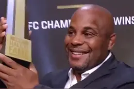 UFC历史上第一位轻重量级&重量级双冠王，并且同时成功卫冕！丹尼尔-科米尔名留UFC名人堂！#科米尔入选UFC名人堂 视频封面