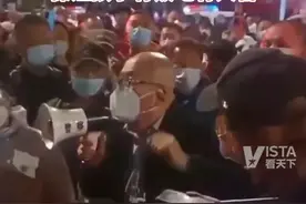 4月24日，辽宁丹东。丹东某校因疫情转运学生，教育局工作人员耐心向家长解释，“保证孩子有饭吃有人管”视频封面