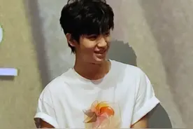 #黄明昊 吃瓜吃到自己身上，小贾什么时候学学给咱露一手呀~ #电影假如我是这世界上最爱你的人 #黄明昊被川剧变脸硬控了视频封面