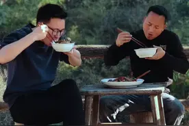 春天深山寻宝 捡菌子捡到手软 这运气也太好了吧  用来炒腊肉 #大自然的馈赠 #羊肚菌  #乡村英才计划 #抖音创作季 #新农人计划2025视频封面