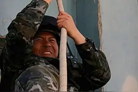 18米抓绳上，这名40岁武警中校竟只用了26秒92！（作者：赵冰晶、王燕婷、岳彩嵩、何晓峪、马士宝、唐嘉奇）