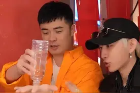 揭秘网络热门魔术！饮料凭空悬浮 #魔术教学 #魔术 #近景魔术