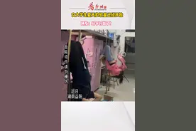 今日，湖南益阳，女大学生在宿舍锻炼，夏天的较量已经开始。（素材：@小意丫）#校园生活 #当代女大学生 视频封面