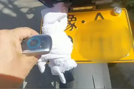 毛巾挡车牌 被查不露面（一）摩托车用一条毛巾遮挡部分号牌 随意闯禁行#媒体精选计划