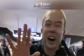 10月27日，浙江杭州。一男生@堂堂一个小飞 下车时把旁边大哥的手机碰掉，手机落下高铁站台，男生瞬间慌乱，但大哥却松弛感拉满，“人生就是为了体验各种突然和意外”，后续在工作人员的帮助下，手机被成功取出。#杭州 #松弛感  @抖音短视频 @DOU+小助手视频封面