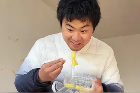 贪吃爸爸在家里争夺食物，没想到被狗狗和小孩捉弄！ #萌娃和萌宠 #搞笑 #剧情反转 #家庭趣事 #戏精大哈视频封面