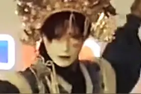 平时低调的中国学生，课堂一曲非遗“祭祀舞”，直接把外教吓傻了 神级祭祀舞，道士加身，果然在外国人眼里，每一个中国人都有神秘的东方力量！#文化输出 #东方力量 #外教 #英歌舞视频封面