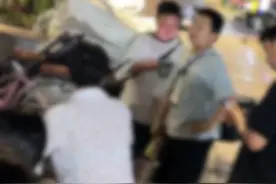 贵州瓮安小孩卖冰棍时遭遇大人吃“霸王餐”，顾客吃完两支后非要拿到第三支才付钱，围观群众看不下去发生了拉扯。7月29日，当地回应称孩子报警后，经协调顾客已及时付钱。#媒体精选计划